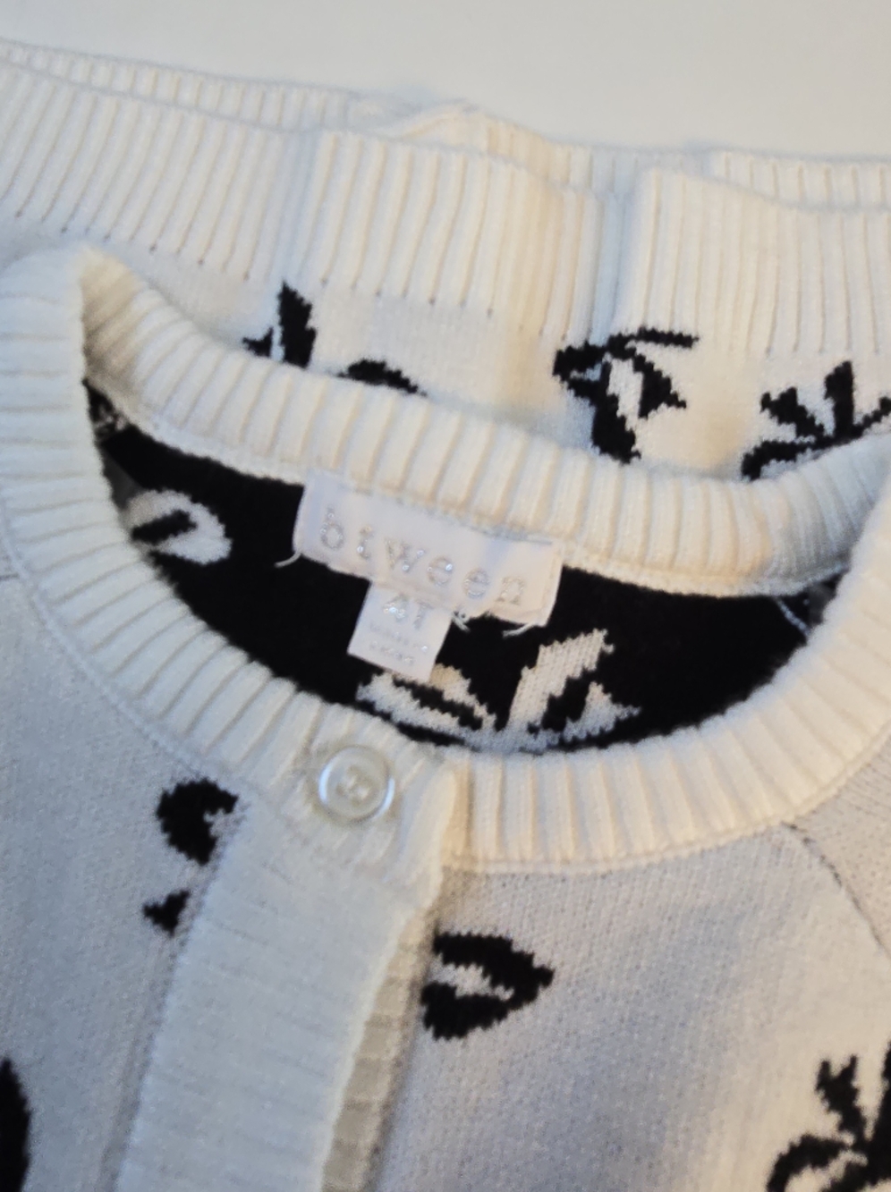 Between Ruffle Bow Cardigan - Picture 4 of 4